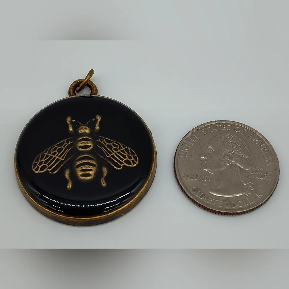 GUCCI Black Enamel Bee Medallion Pendant Gold-Tone Made in Italy Michele Era - Picture 6 of 6
